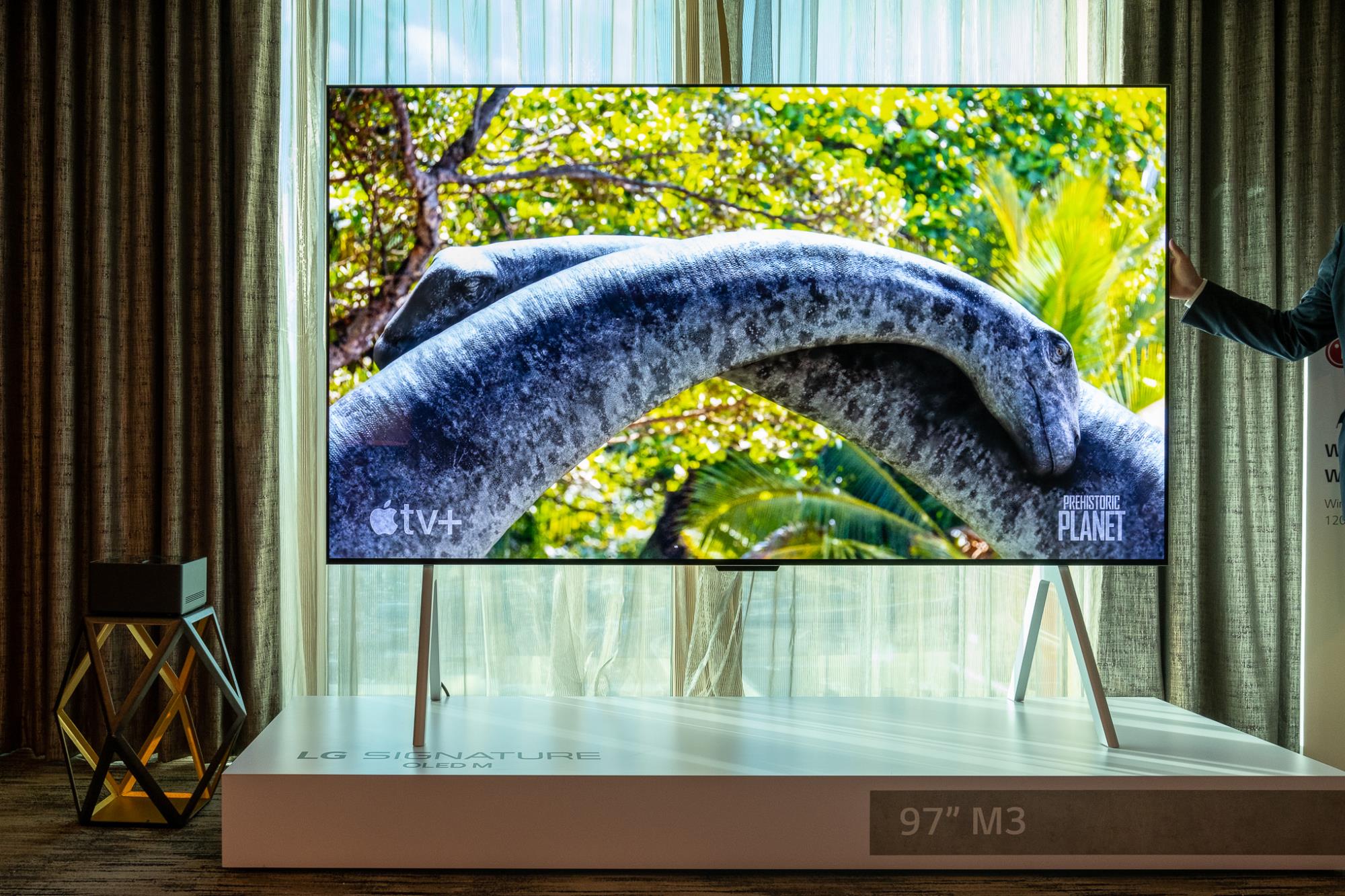 LG, dünyanın ilk kablosuz OLED TV’sini piyasaya sürdü